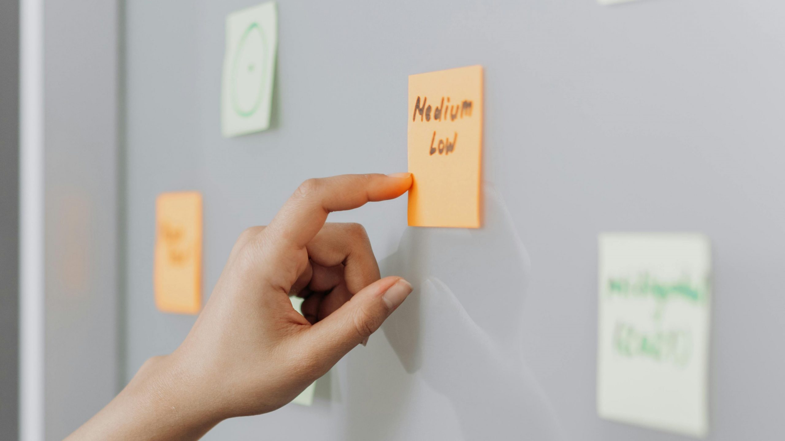 Scrummaster bij een bord vol post-its